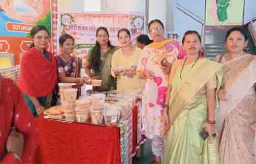 बस्तर की ग्रामीण महिलाओं ने रक्षाबंधन पर बिखेरा हुनर बस्तर की ग्रामीण महिलाओं ने रक्षाबंधन पर बिखेरा हुनर