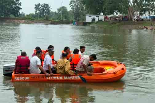 मॉकड्रिल: बाढ़ में डूब रहे लोगों को रेस्क्यू टीम ने तुरंत बचाया मॉकड्रिल: बाढ़ में डूब रहे लोगों को रेस्क्यू टीम ने तुरंत बचाया