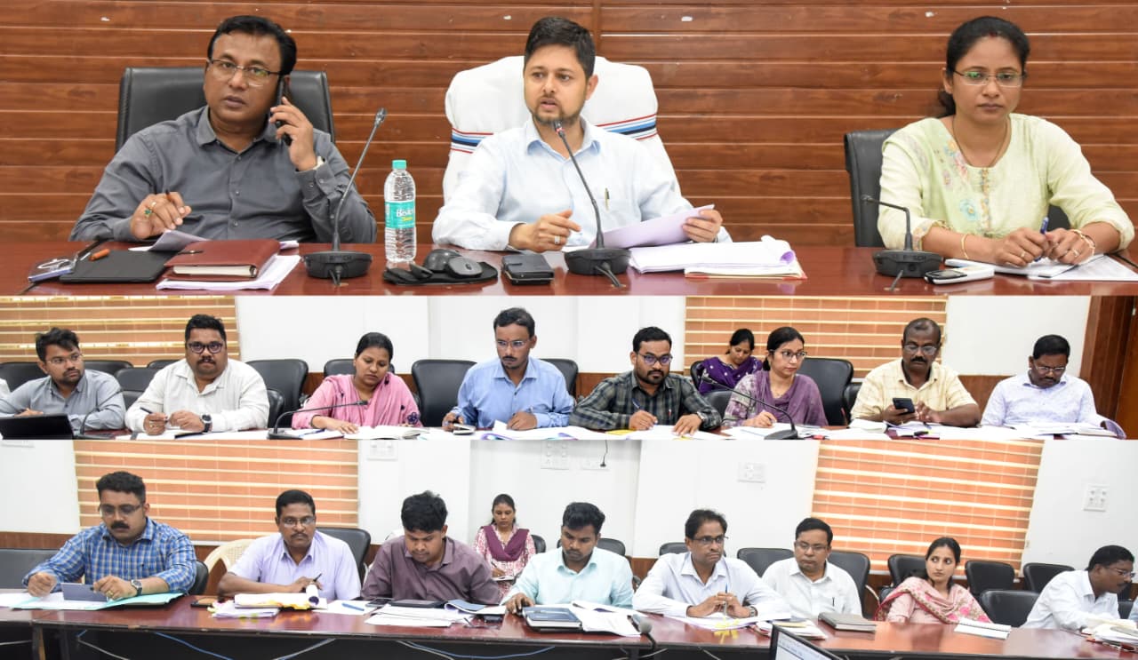 राजस्व अधिकारियों की समीक्षा बैठक में लंबित प्रकरणों के शीघ्र निराकरण के कलेक्टर ने दिए निर्देश राजस्व अधिकारियों की समीक्षा बैठक में लंबित प्रकरणों के शीघ्र निराकरण के कलेक्टर ने दिए निर्देश