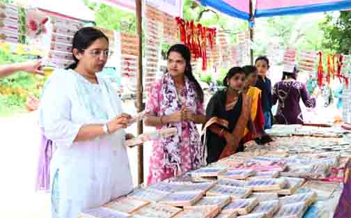 स्थानीय राखियों की खरीद से महिला उद्यमिता को मिला संबल स्थानीय राखियों की खरीद से महिला उद्यमिता को मिला संबल