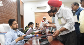 विद्युत पोल लगने के बाद भी नहीं मिला बिजली कनेक्शन, किसानों ने जनदर्शन में लगाई गुहार विद्युत पोल लगने के बाद भी नहीं मिला बिजली कनेक्शन, किसानों ने जनदर्शन में लगाई गुहार