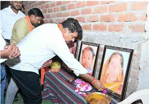 उप मुख्यमंत्री विजय शर्मा ने महाराष्ट्र सड़क हादसे में मृतकों के परिजनों से मिलकर व्यक्त की संवेदना उप मुख्यमंत्री विजय शर्मा ने महाराष्ट्र सड़क हादसे में मृतकों के परिजनों से मिलकर व्यक्त की संवेदना
