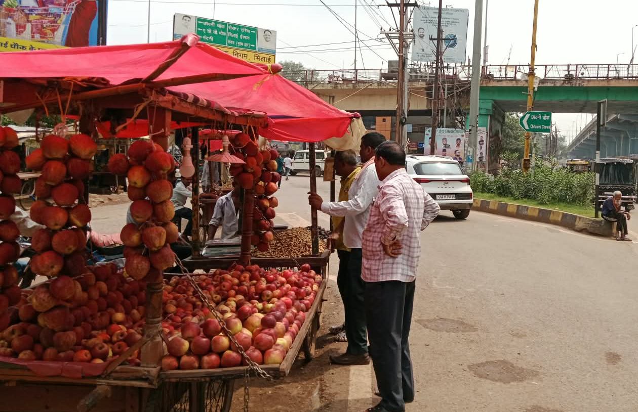 पावर हाउस चौक से सड़क किनारे लगे अवैध फल ठेले हटाए गए, यातायात सुगम बनाने निगम की कार्रवाई पावर हाउस चौक से सड़क किनारे लगे अवैध फल ठेले हटाए गए, यातायात सुगम बनाने निगम की कार्रवाई