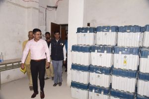  कलेक्टर ने ईवीएम गोदाम का किया निरीक्षण