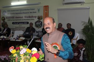 स्थानीय परिस्थितियों तथा किसानों की आवश्यकताओं के अनुरूप कृषि यंत्रों का विकास किया जाए : डॉ. चंदेल स्थानीय परिस्थितियों तथा किसानों की आवश्यकताओं के अनुरूप कृषि यंत्रों का विकास किया जाए : डॉ. चंदेल