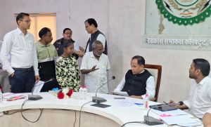  जनचौपाल में विद्युतीकरण और अन्य समस्याओं के लिए नागरिकों ने कलेक्टर को दिया आवेदन