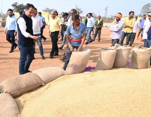 कलेक्टर डॉ सिंह ने धान खरीदी केन्द्र खोरपा का किया निरीक्षण, किसानों से की चर्चा कलेक्टर डॉ सिंह ने धान खरीदी केन्द्र खोरपा का किया निरीक्षण, किसानों से की चर्चा