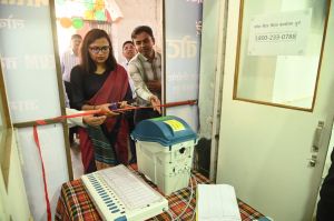 कलेक्टर ने कलेक्ट्रेट परिसर में ईवीएम प्रदर्शनी केंद्र का किया शुभारंभ कलेक्टर ने कलेक्ट्रेट परिसर में ईवीएम प्रदर्शनी केंद्र का किया शुभारंभ