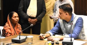 कलेक्टर श्री चन्द्रवाल ने जनदर्शन में सुनी आम लोगों की समस्याएं कलेक्टर श्री चन्द्रवाल ने जनदर्शन में सुनी आम लोगों की समस्याएं