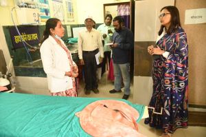 कलेक्टर ऋचा प्रकाश चौधरी ने धमधा विकासखण्ड के ग्राम पंचायत कोड़िया का किया औचक निरीक्षण