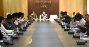  कलेक्टर एवं पुलिस अधीक्षक ने ली वाहन चालक संघ के पदाधिकारियों की बैठक