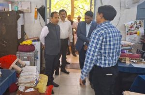 कलेक्टर ने किया कलेक्टोरेट कार्यालय का औचक निरीक्षण