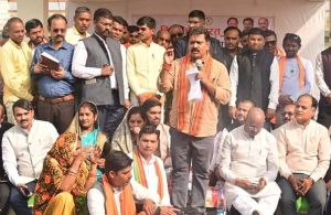 कबीरधाम जिले में विकसित भारत संकल्प यात्रा में शामिल हुए उपमुख्यमंत्री श्री शर्मा कबीरधाम जिले में विकसित भारत संकल्प यात्रा में शामिल हुए उपमुख्यमंत्री श्री शर्मा