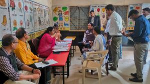 कमिश्नर डॉ. संजय कुमार अलंग ने किया मतदान केंद्रों का निरीक्षण कमिश्नर डॉ. संजय कुमार अलंग ने किया मतदान केंद्रों का निरीक्षण