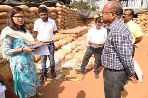  कलेक्टर ने की धान उपार्जन केंद्र का औचक निरीक्षण          