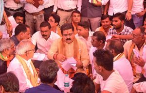 उपमुख्यमंत्री के प्रथम खड़ौदा खुर्द आगमन पर ग्रामवासियों ने भगवान शिव जी और पंडित श्यामा प्रसाद मुखर्जी की फोटोफ्रेम भेंट की उपमुख्यमंत्री के प्रथम खड़ौदा खुर्द आगमन पर ग्रामवासियों ने भगवान शिव जी और पंडित श्यामा प्रसाद मुखर्जी की फोटोफ्रेम भेंट की