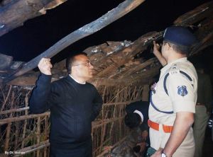 कलेक्टर और एसपी ने नागाडबरा गांव पहुंच कर आगजनी घटना स्थल का अवलोकन किया कलेक्टर और एसपी ने नागाडबरा गांव पहुंच कर आगजनी घटना स्थल का अवलोकन किया