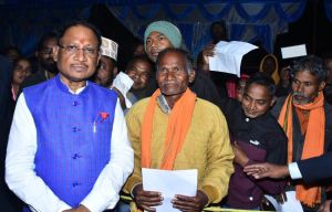 मुख्यमंत्री विष्णु देव साय ने अपने गांव बगिया में लोगों से की भेंट-मुलाकात मुख्यमंत्री विष्णु देव साय ने अपने गांव बगिया में लोगों से की भेंट-मुलाकात