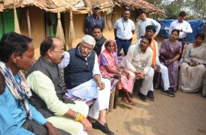 केन्द्रीय मंत्री गजेन्द्र सिंह शेखावत और उपमुख्यमंत्री अरुण साव पहुंचे कमार परिवारों के बीच केन्द्रीय मंत्री गजेन्द्र सिंह शेखावत और उपमुख्यमंत्री अरुण साव पहुंचे कमार परिवारों के बीच