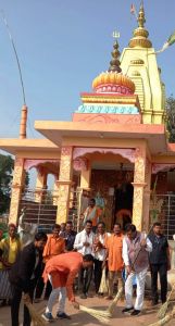 खाद्य मंत्री श्री बघेल ने मोहतारा गांव के राम मंदिर परिसर की साफ सफाई की खाद्य मंत्री श्री बघेल ने मोहतारा गांव के राम मंदिर परिसर की साफ सफाई की