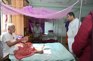 माना के &ldquo;सियान कुटी&ldquo; पहुंचे कलेक्टर डॉ. गौरव कुमार सिंह