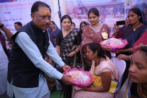  मुख्यमंत्री विष्णु देव साय ने महिला एवं बाल विकास विभाग और वन विभाग द्वारा लगाए गए स्टॉल का किया अवलोकन