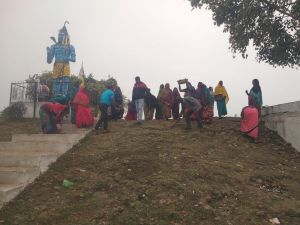 प्रधानमंत्री के आह्वान पर जिलेभर के मंदिरों में चल रही साफ-सफाई 