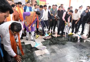 केन्द्रीय मंत्री डॉ. मनसुख मांडविया श्री महामाया मंदिर परिसर में स्वच्छता अभियान में हुए शामिल केन्द्रीय मंत्री डॉ. मनसुख मांडविया श्री महामाया मंदिर परिसर में स्वच्छता अभियान में हुए शामिल