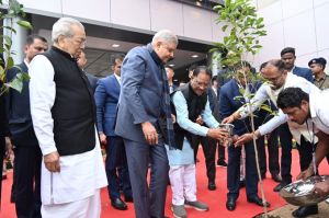 उप राष्ट्रपति, राज्यपाल और मुख्यमंत्री ने स्मृति स्वरूप इंदिरा गाँधी कृषि विश्वविद्यालय परिसर में मौलश्री का पौधा रोपित किया उप राष्ट्रपति, राज्यपाल और मुख्यमंत्री ने स्मृति स्वरूप इंदिरा गाँधी कृषि विश्वविद्यालय परिसर में मौलश्री का पौधा रोपित किया