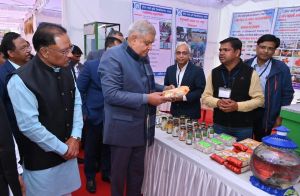 उप राष्ट्रपति ने इंदिरा गांधी कृषि विश्वविद्यालय परिसर में विकास प्रदर्शनी का किया अवलोकन उप राष्ट्रपति ने इंदिरा गांधी कृषि विश्वविद्यालय परिसर में विकास प्रदर्शनी का किया अवलोकन