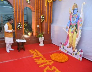 मुख्यमंत्री ने &lsquo;पहुना&lsquo; में दीप प्रज्जवलित कर भगवान श्रीराम की पूजा-अर्चना की