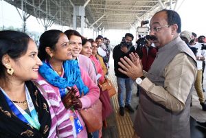  उप मुख्यमंत्री अरुण साव ने विशेष अतिथि के रूप में नई दिल्ली में गणतंत्र दिवस परेड देखने जा रहीं स्वच्छता दीदियों को झंडी दिखाकर किया रवाना