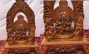 बस्तर के जनजातीय शिल्पकारों ने सागौन काष्ठ पर उकेरा श्री राम दरबार, मुख्यमंत्री ने की सराहना