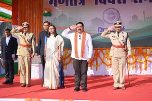   उप मुख्यमंत्री  विजय शर्मा ने दुर्ग  में ध्वजारोहण कर परेड की ली सलामी