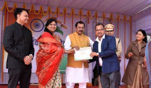 उत्कृष्ट कार्यों के लिए जनसंपर्क के अधिकारी-कर्मचारी हुए सम्मानित उत्कृष्ट कार्यों के लिए जनसंपर्क के अधिकारी-कर्मचारी हुए सम्मानित