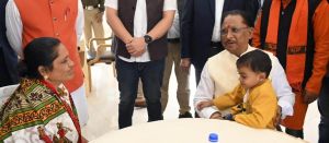 मुख्यमंत्री ने शहीद जयसिंह के नाती को गोद में लेकर दुलारा मुख्यमंत्री ने शहीद जयसिंह के नाती को गोद में लेकर दुलारा