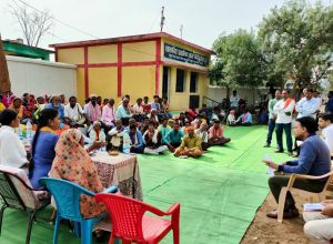 कलेक्टर ने केरीजुंगेरा चौपाल लगाकर वनाधिकार पत्रधारी कृषकों एवं ग्रामीणों से की चर्चा कलेक्टर ने केरीजुंगेरा चौपाल लगाकर वनाधिकार पत्रधारी कृषकों एवं ग्रामीणों से की चर्चा