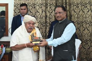 अमेरिका से भी इलाज के लिए हेमचंद मांझी के पास आते हैं मरीज अमेरिका से भी इलाज के लिए हेमचंद मांझी के पास आते हैं मरीज