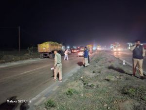 खुली हवा में प्रदूषण फैलाते 8 ट्रकों पर कार्रवाई खुली हवा में प्रदूषण फैलाते 8 ट्रकों पर कार्रवाई