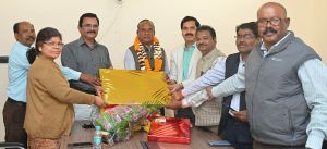 सेवानिवृत्ति के अवसर पर जनसंपर्क संचालनालय के उप संचालक मनराखन मरकाम को भावभीनी विदाई सेवानिवृत्ति के अवसर पर जनसंपर्क संचालनालय के उप संचालक मनराखन मरकाम को भावभीनी विदाई