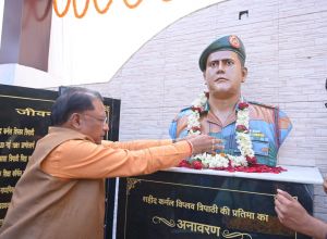 मुख्यमंत्री ने शहीद कर्नल विप्लव त्रिपाठी की प्रतिमा का किया अनावरण मुख्यमंत्री ने शहीद कर्नल विप्लव त्रिपाठी की प्रतिमा का किया अनावरण