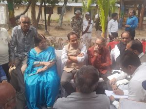 कलेक्टर ने सीनियर सिटीजन्स के साथ बैठकर की चर्चा, पूछी उनकी समस्या कलेक्टर ने सीनियर सिटीजन्स के साथ बैठकर की चर्चा, पूछी उनकी समस्या