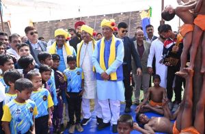 मलखंब खिलाड़ियों ने दिखाया शानदार प्रदर्शन मलखंब खिलाड़ियों ने दिखाया शानदार प्रदर्शन