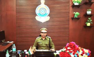 रायपुर के नए एसपी संतोष सिंह ने संभाला पदभार रायपुर के नए एसपी संतोष सिंह ने संभाला पदभार