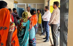 राज्य शासन की महत्वाकांक्षी महतारी वंदन योजना के अंतर्गत फाॅर्म भराने का कार्य निरंतर जारी राज्य शासन की महत्वाकांक्षी महतारी वंदन योजना के अंतर्गत फाॅर्म भराने का कार्य निरंतर जारी