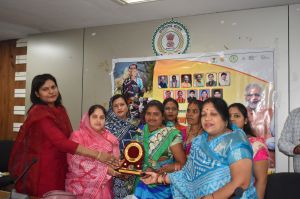 स्वयं सेवी संगठन एवं स्व सहायता समूह की दीदियों को मिला सम्मान स्वयं सेवी संगठन एवं स्व सहायता समूह की दीदियों को मिला सम्मान