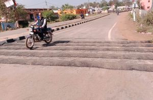 अभनपुर में जगदलपुर एवं राजिम मार्ग पर बना स्पीड ब्रेकर अभनपुर में जगदलपुर एवं राजिम मार्ग पर बना स्पीड ब्रेकर