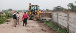 अवैध प्लाटिंग के खिलाफ लगातार तीसरे दिन भी कार्रवाई, 21 एकड़ जमीन पर की गई कार्रवाई 