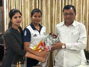 श्रम मंत्री से कोरबा जिले की कराते खिलाड़ी कु. स्नेहा बंजारे ने की सौजन्य मुलाकात    