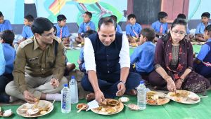 न्योता भोज का शुभारंभ रायपुर से, कलेक्टर ने अपने हाथों से बच्चों को भोजन परोस मनाया अपना जन्मदिन न्योता भोज का शुभारंभ रायपुर से, कलेक्टर ने अपने हाथों से बच्चों को भोजन परोस मनाया अपना जन्मदिन